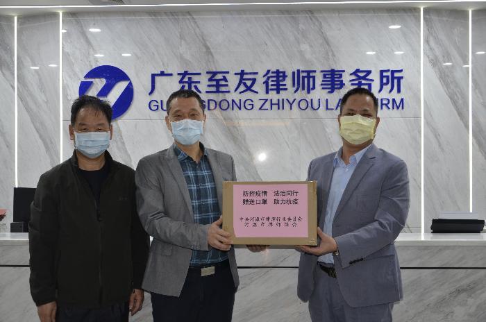 市司法局副局長、市律師行業黨委書記劉軍向我所贈送口罩